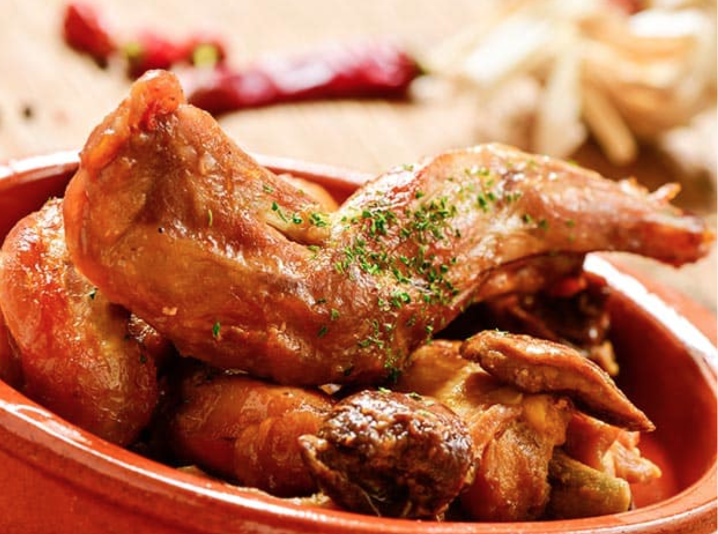 Ensalada de pepino y cilantro con conejo al ajillo.